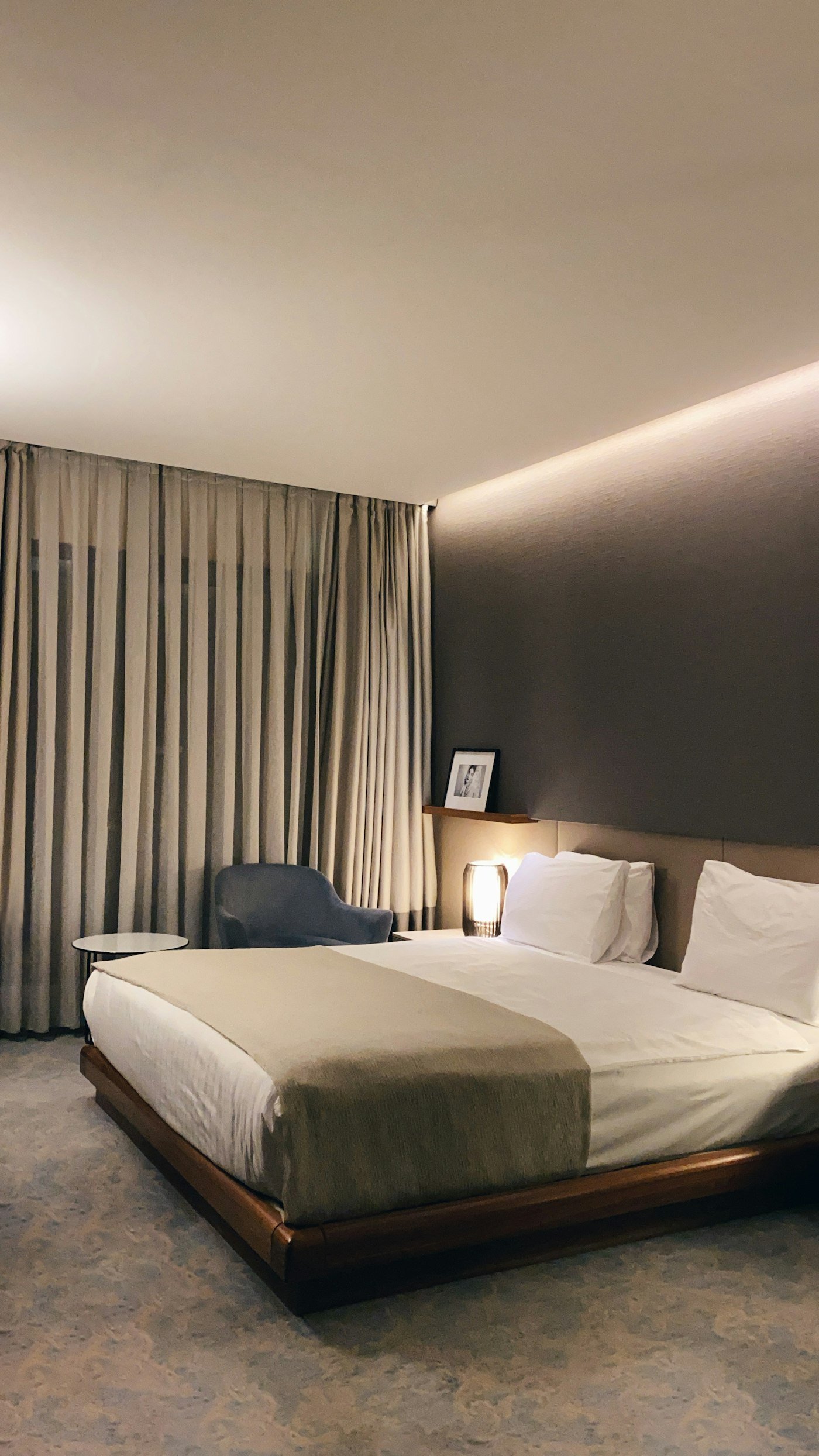 Airy hill-breeze room ambience